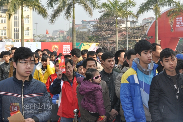 Hàng ngàn fan bóng đá xếp hàng chờ xem Cúp vàng World Cup 1