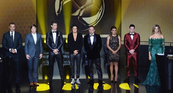 Messi ăn mặc "1 mình 1 kiểu" tại Gala trao giải Quả bóng Vàng 4