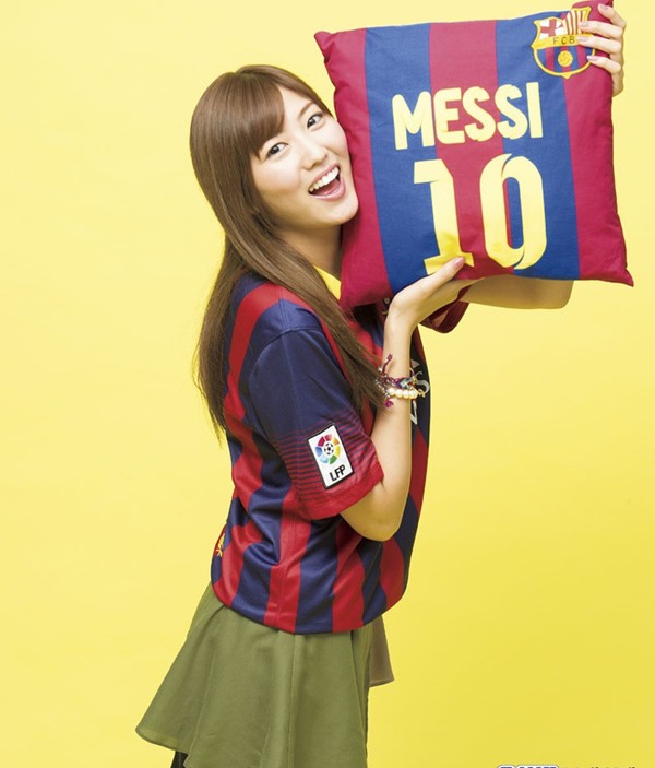Kiều nữ Nhật Bản đẹp rạng ngời trong trang phục Barcelona v&agrave; Real Madrid 7