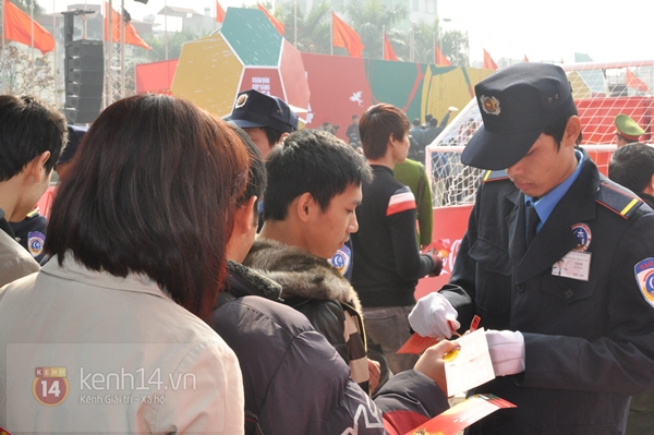 Hàng ngàn fan bóng đá xếp hàng chờ xem Cúp vàng World Cup 2