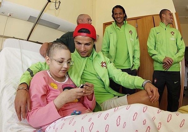 Tặng vé VIP cho cậu bé mắc bệnh ung thư, Ronaldo được ca ngợi như thiên thần 3
