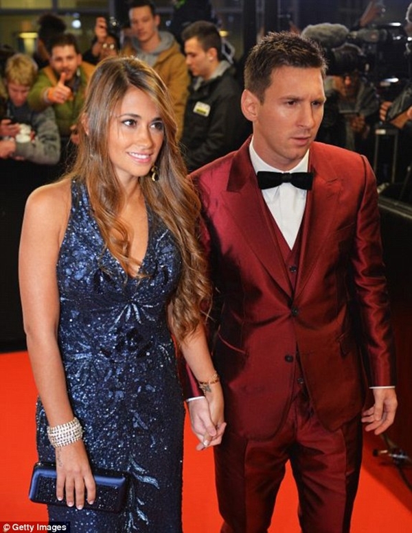 Messi ăn mặc "1 mình 1 kiểu" tại Gala trao giải Quả bóng Vàng 1