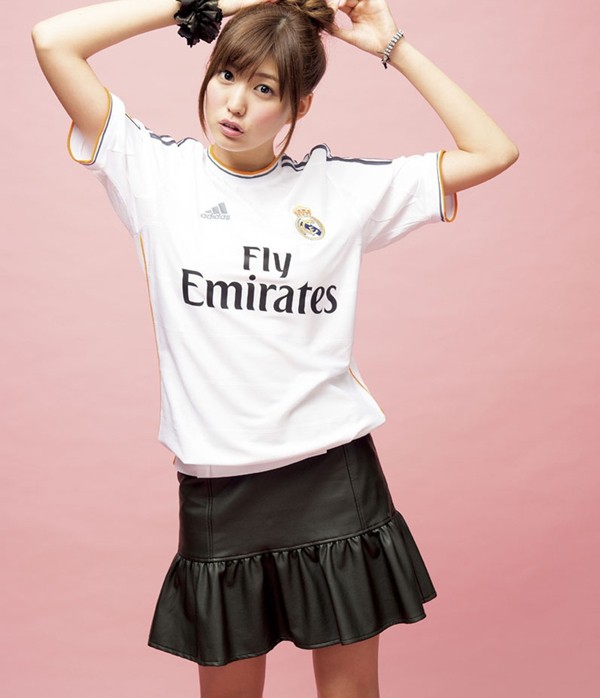 Kiều nữ Nhật Bản đẹp rạng ngời trong trang phục Barcelona v&agrave; Real Madrid 5