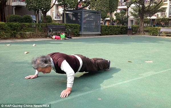 Lão bà 80 tuổi vẫn chơi bóng rổ và chống đẩy 150 cái mỗi ngày 1