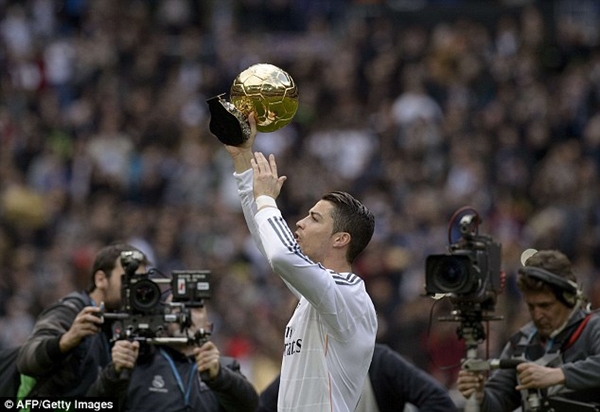 Ch&ugrave;m ảnh Ronaldo khoe B&oacute;ng V&agrave;ng tại Bernabeu 3