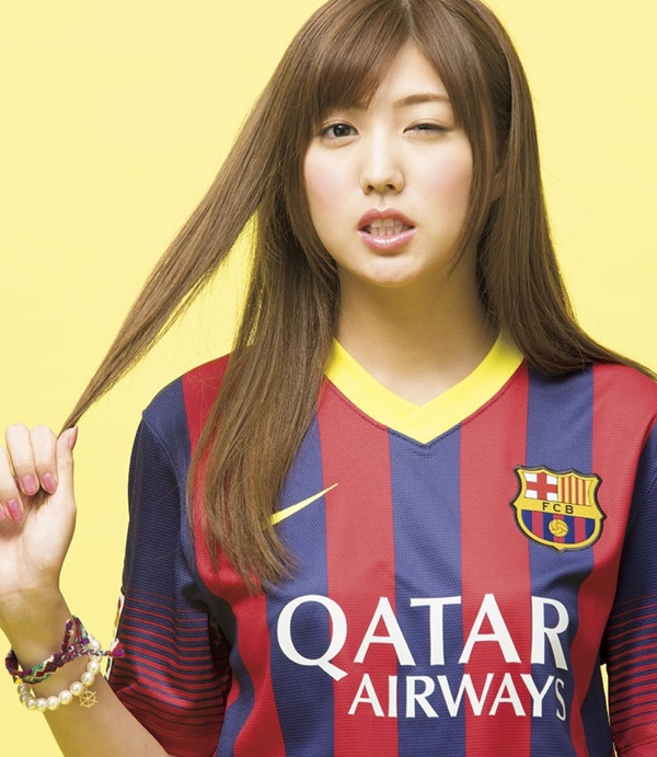 Kiều nữ Nhật Bản đẹp rạng ngời trong trang phục Barcelona và Real Madrid 1