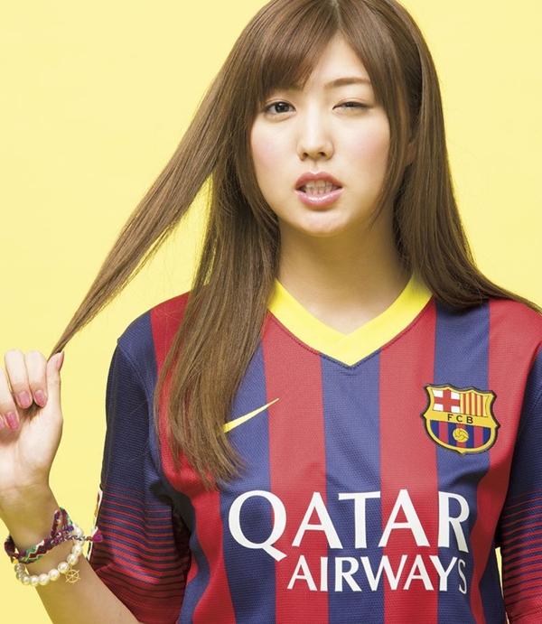Kiều nữ Nhật Bản đẹp rạng ngời trong trang phục Barcelona v&agrave; Real Madrid 1