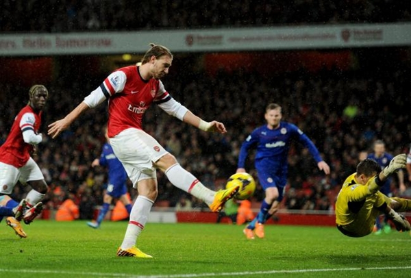 Bendtner ghi bàn, fan Arsenal tự bôi... mứt vào mặt 4