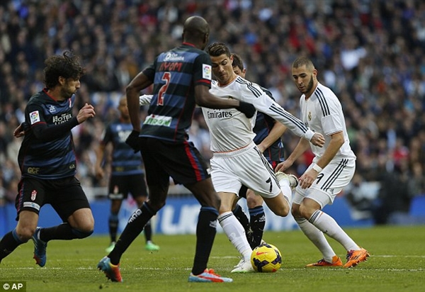 Ch&ugrave;m ảnh Ronaldo khoe B&oacute;ng V&agrave;ng tại Bernabeu 6