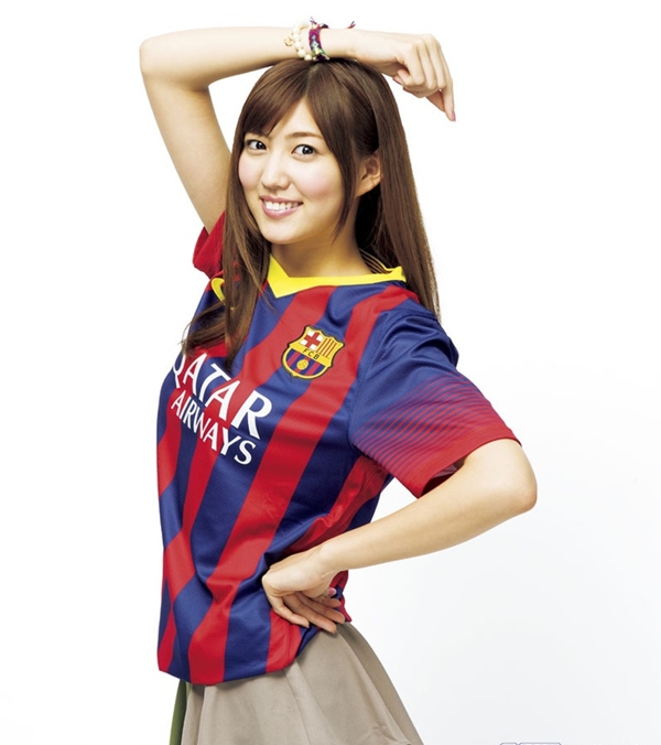 Kiều nữ Nhật Bản đẹp rạng ngời trong trang phục Barcelona v&agrave; Real Madrid 2