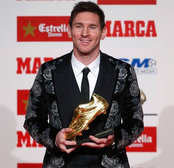 Messi ăn mặc "1 mình 1 kiểu" tại Gala trao giải Quả bóng Vàng 5