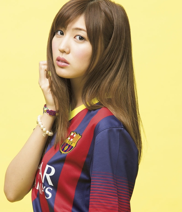 Kiều nữ Nhật Bản đẹp rạng ngời trong trang phục Barcelona và Real Madrid 3