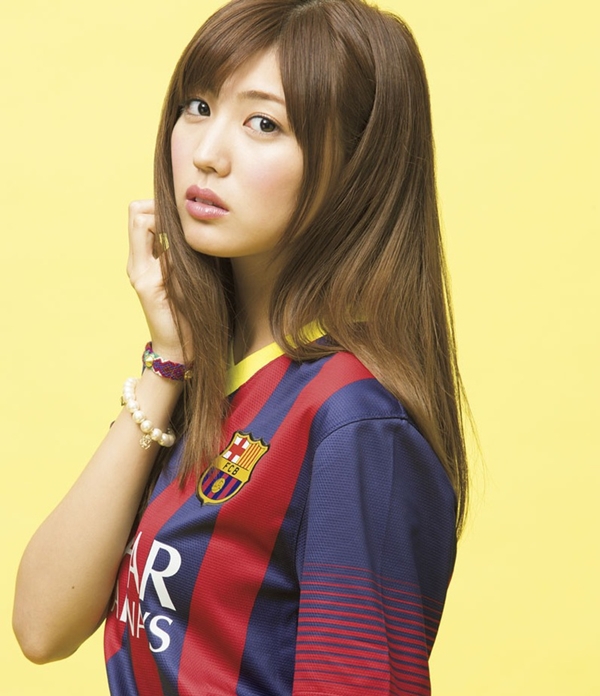 Kiều nữ Nhật Bản đẹp rạng ngời trong trang phục Barcelona v&agrave; Real Madrid 3