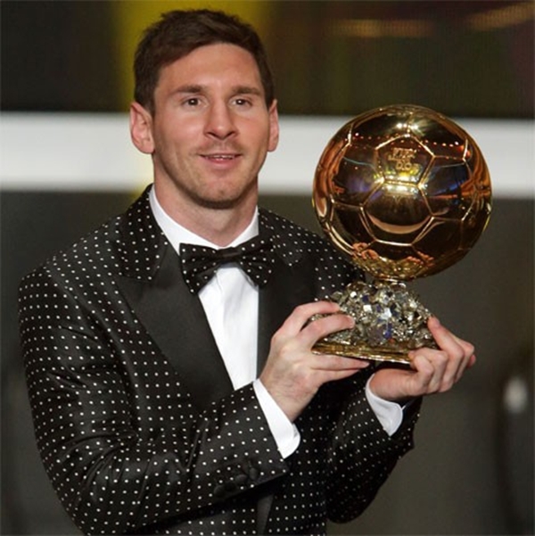 Messi ăn mặc "1 mình 1 kiểu" tại Gala trao giải Quả bóng Vàng 6