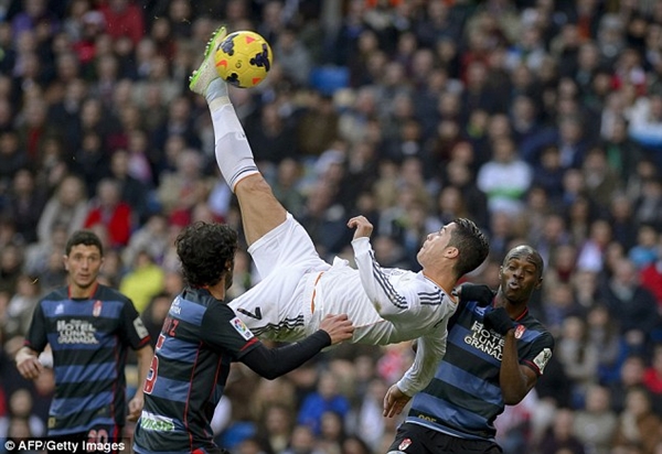 Chùm ảnh Ronaldo khoe Bóng Vàng tại Bernabeu 5