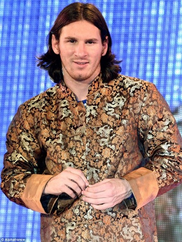 Messi chơi trội với trang phục "một m&igrave;nh một kiểu" tại Gala trao giải QBV 2014 12