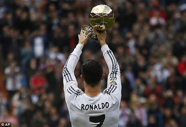 Chùm ảnh Ronaldo khoe Bóng Vàng tại Bernabeu 4