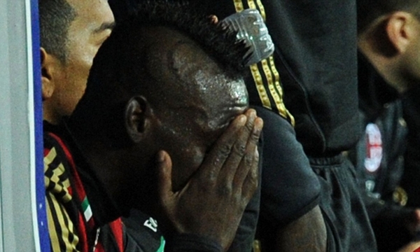 Balotelli bất ngờ "khóc nhè" ngay trên sân bóng 1