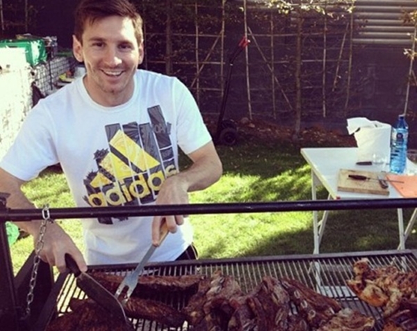 Losing the match, Messi had to "go into the kitchen" to cook 2