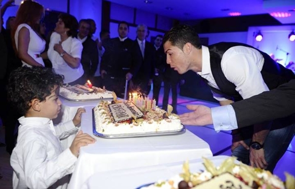 Ronaldo khoe ảnh thổi nến sinh nhật cùng con trai cưng 1