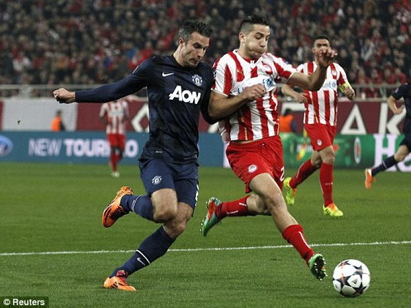 Nội bộ MU dậy sóng: Chicharito "chửi xéo" Van Persie 1