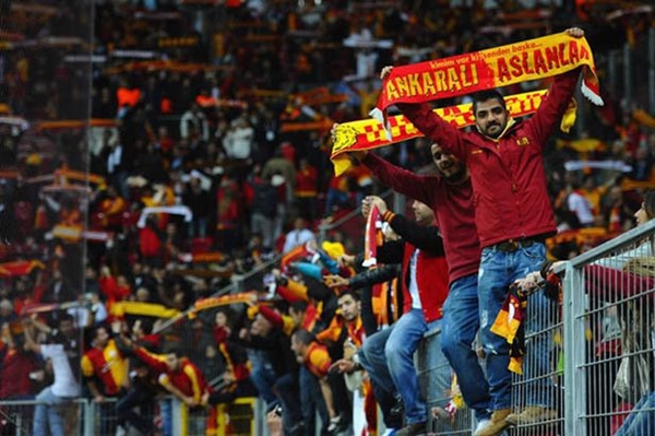 Fan Galatasaray và Chelsea nói chuyện với nhau bằng… súng 2