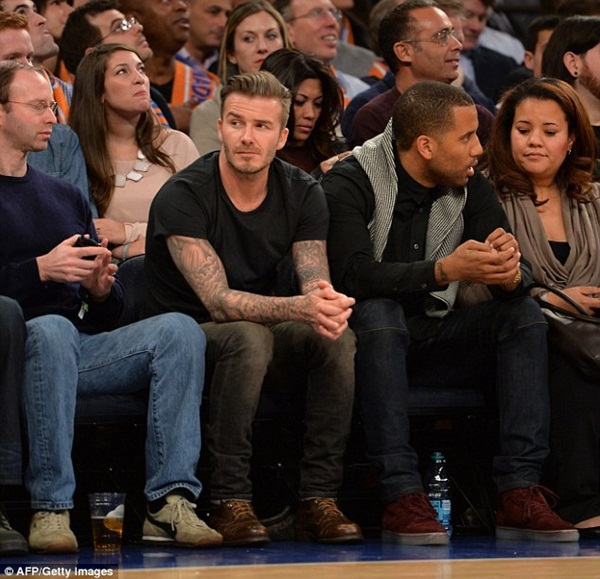 Beckham diện quần áo bảnh bao đi xem bóng rổ 3