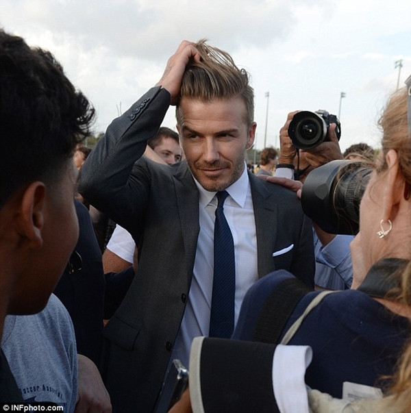 David Beckham bị “hành” tả tơi đầu tóc bởi hàng trăm fan cuồng 7