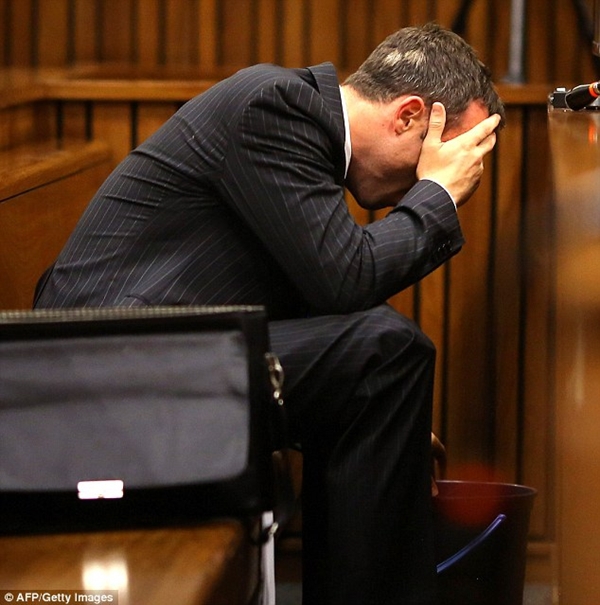 Người không chân Pistorius nôn mửa suốt phiên tòa khi nghe về bạn gái 2