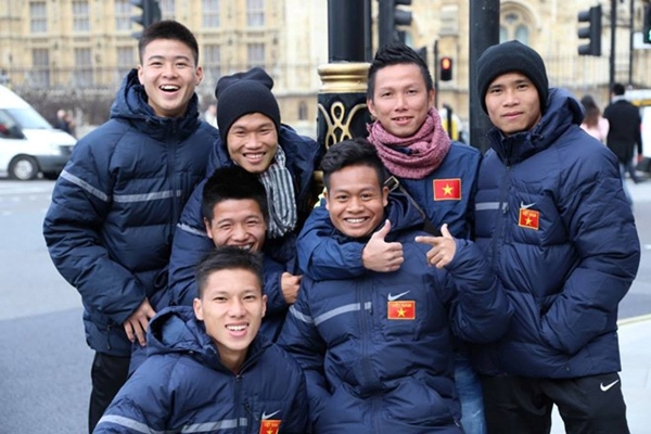 U19 Việt Nam phải đeo găng tay "bốc than" khi thi đấu 1