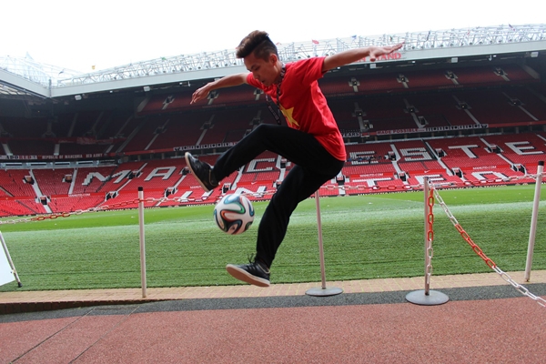 VĐV tâng bóng số 1 Việt Nam "pose" ảnh lưu niệm cùng bố David Beckham tại Old Trafford 11