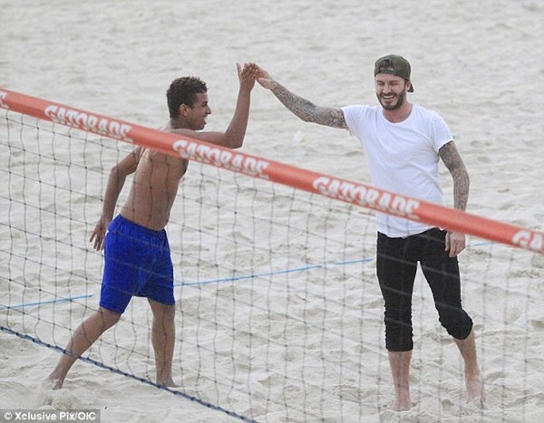 Beckham chân đất đá bóng tại Brazil 8