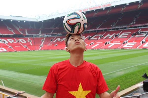 VĐV tâng bóng số 1 Việt Nam "pose" ảnh lưu niệm cùng bố David Beckham tại Old Trafford 9