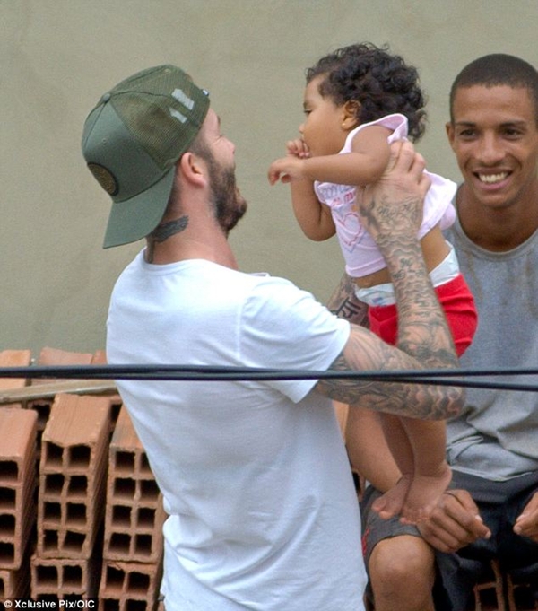 Beckham chân đất đá bóng tại Brazil 12