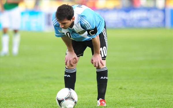 Lionel Messi và những lần "nôn mửa" ngay trên sân 3