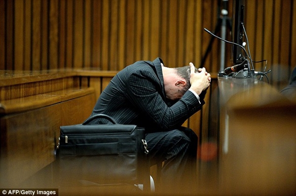Người không chân Pistorius nôn mửa suốt phiên tòa khi nghe về bạn gái 6