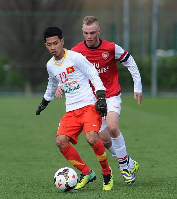 U19 Việt Nam phải đeo găng tay "bốc than" khi thi đấu 3