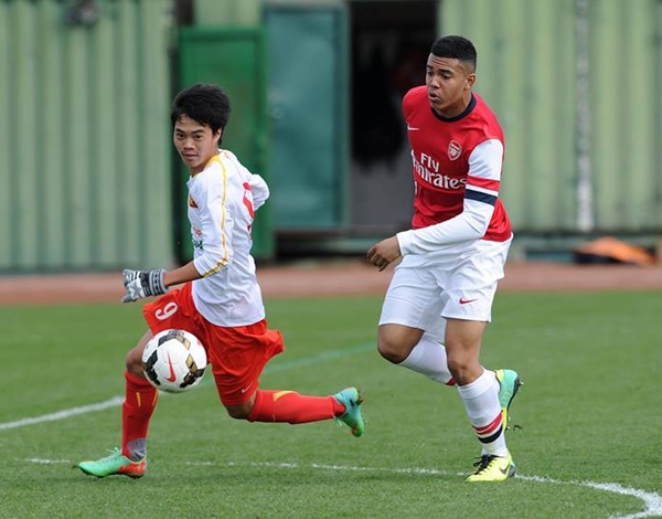 U19 Việt Nam phải đeo găng tay "bốc than" khi thi đấu 4