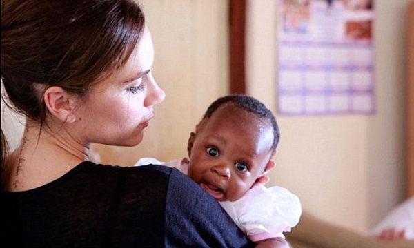 Victoria Beckham kh&ocirc;ng ngại bế ẵm những em nhỏ nhiễm HIV 1