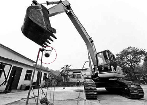 &ldquo;D&acirc;n chơi&rdquo; d&ugrave;ng m&aacute;y x&uacute;c để đ&aacute; b&oacute;ng v&agrave; chơi b&oacute;ng rổ 1
