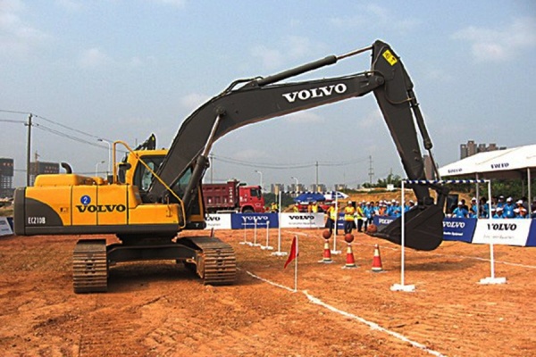 &ldquo;D&acirc;n chơi&rdquo; d&ugrave;ng m&aacute;y x&uacute;c để đ&aacute; b&oacute;ng v&agrave; chơi b&oacute;ng rổ 11