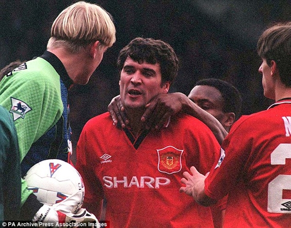 Roy Keane ra sách sỉ vả Sir Alex và tiết lộ từng đánh Peter Schmeichel bầm mắt  13