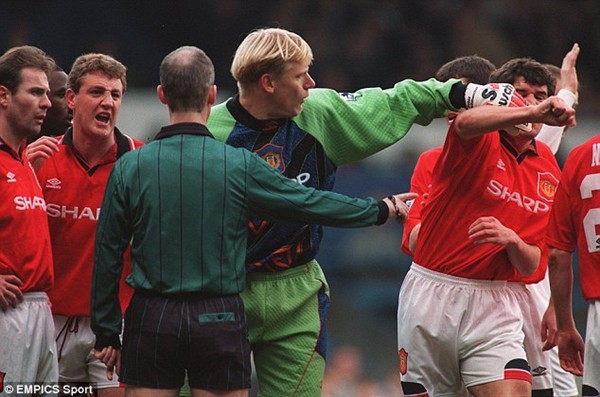 Roy Keane ra s&aacute;ch sỉ vả Sir Alex v&agrave; tiết lộ từng đ&aacute;nh Peter Schmeichel bầm mắt  14