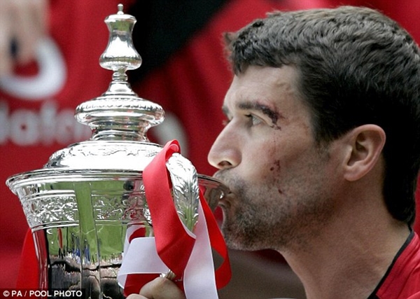 Roy Keane ra s&aacute;ch sỉ vả Sir Alex v&agrave; tiết lộ từng đ&aacute;nh Peter Schmeichel bầm mắt  15