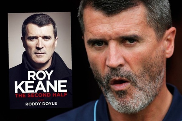 Roy Keane ra s&aacute;ch sỉ vả Sir Alex v&agrave; tiết lộ từng đ&aacute;nh Peter Schmeichel bầm mắt  16