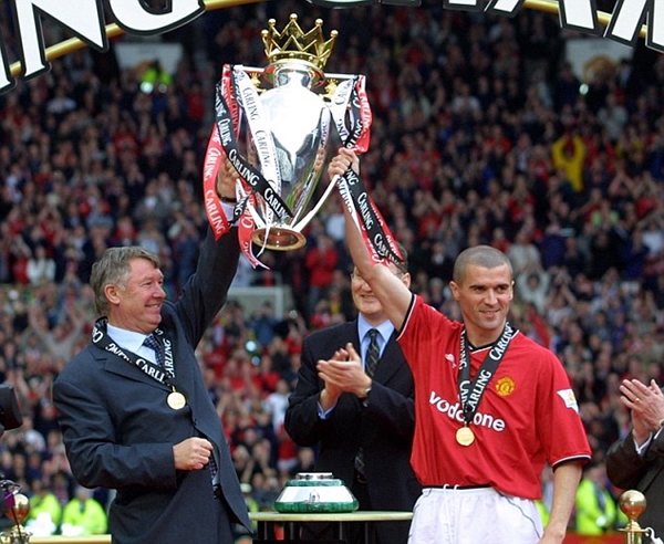 Roy Keane ra sách sỉ vả Sir Alex và tiết lộ từng đánh Peter Schmeichel bầm mắt  1