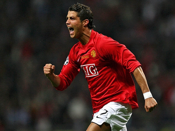 Những cú đảo bóng của Ronaldo từng khiến cầu thủ MU... suýt ngất vì chóng mặt 3