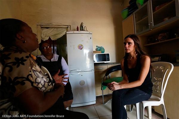 Victoria Beckham kh&ocirc;ng ngại bế ẵm những em nhỏ nhiễm HIV 2
