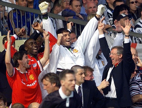 Roy Keane ra s&aacute;ch sỉ vả Sir Alex v&agrave; tiết lộ từng đ&aacute;nh Peter Schmeichel bầm mắt  9