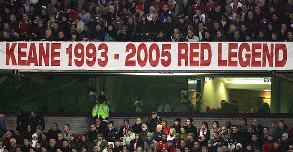 Roy Keane ra s&aacute;ch sỉ vả Sir Alex v&agrave; tiết lộ từng đ&aacute;nh Peter Schmeichel bầm mắt  3